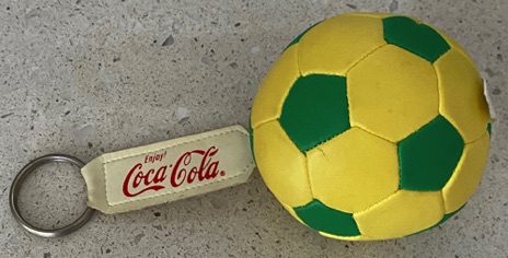 9750-1 € 4,00 coca cola bal aan sleutelhanger geel groen.jpeg